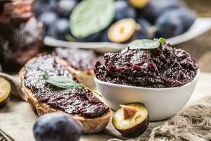 petit déjeuner de fait maison prune confiture pain et mûr prunes. photo