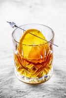 vieux façonné cocktail sur une grès table - proche en haut. boisson de whisky, Bourbon ou Rhum photo