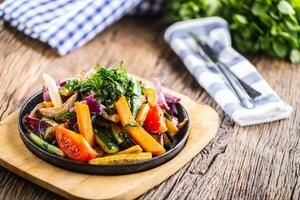 grillé légume sur la poêle dans Hôtel ou restaurant photo