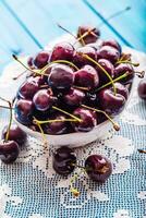 cerises. cerises. Frais sucré cerises. délicieux cerises avec l'eau gouttes dans bol sur table photo