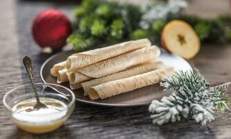 gaufrettes roulé avec Miel. traditionnel slovaque et tchèque Noël Pâtisserie - Oblatky photo