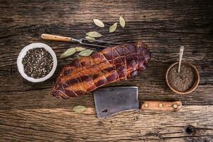 porc viande.porc hacher fumé. traditionnel fumé Viande sur chêne en bois table dans autre positions. photo