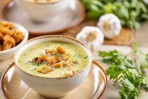 Ail crème soupe avec pain Croûtons et parfumé avec rattrapé céleri feuilles photo