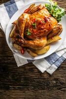 rôti poulet et américain patates avec le Chili poivrons et herbes - Haut de vue photo