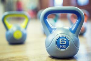 kettlebell dans Gym sur en bois sol. photo