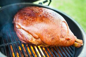 grillé et fumé porc Viande sur professionnel gril. photo