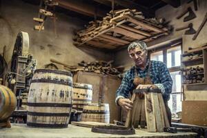 menuisier prépare Charpente base pour Fait main en bois baril fabrication dans le sien rouille atelier photo