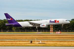 fedex cargaison avion à aéroport. air cargaison et expédition. aviation et avion. transport industrie. global international transport. mouche et en volant. photo