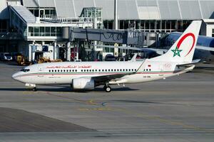 Royal air maroc passager avion à aéroport. programme vol Voyage. aviation et avion. air transport. global international transport. mouche et en volant. photo