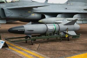 suédois air Obliger saab jas 39c saisir 39293 combattant jet et rbs-15 missile statique afficher à riat Royal international air tatouage 2018 salon de l'aéronautique photo