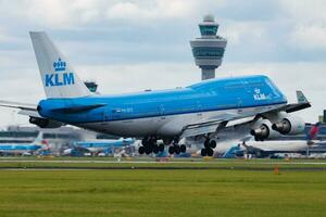 klm Royal néerlandais compagnies aériennes Boeing 747-400 ph-bfd passager avion arrivée et atterrissage à Amsterdam Schipol aéroport photo