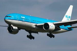 klm Royal néerlandais compagnies aériennes Boeing 777-200 ph-bqm passager avion arrivée et atterrissage à Amsterdam Schipol aéroport photo