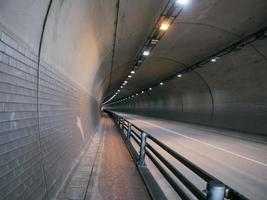 tunnel dans la ville de yeousu, corée du sud photo