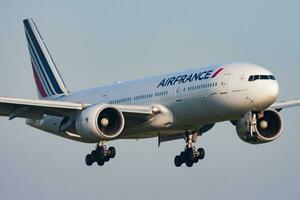 air France Boeing 777-200 f-gspf passager avion arrivée et atterrissage à Paris Charles de gaulois aéroport photo