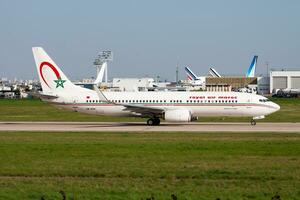 Royal air maroc passager avion à aéroport. programme vol Voyage. aviation et avion. air transport. global international transport. mouche et en volant. photo