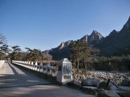 Pont de pierre dans le parc national de Seoraksan, Corée du Sud photo