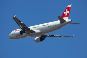 Suisse international compagnies aériennes Airbus a320 hb-ijr passager avion Départ et prendre de à Budapest aéroport photo