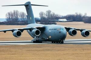 Indien air Obliger Boeing c-17a maître du globe iii militaire transport avion et avion à Budapest aéroport. évacuation spécial vol pour Indien citoyens car le ukrainien-russe guerre. photo