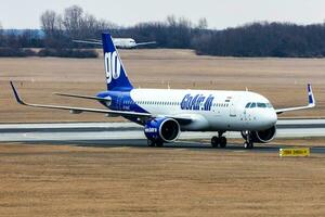 aller premier goair Airbus a320 néo passager avion et avion à Budapest aéroport. évacuation spécial vol pour Indien citoyens car le ukrainien-russe guerre. photo