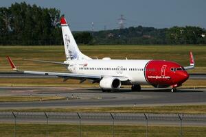 norvégien air Navette Boeing 737-800 ln-ngy passager avion arrivée et atterrissage à Vienne aéroport photo