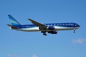 azal Azerbaïdjan compagnies aériennes Boeing 767-300 4k-az81 passager avion arrivée et atterrissage à Istanbul atatürk aéroport photo