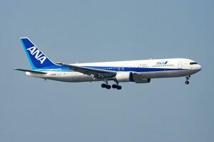 ana tout nippon voies aériennes Boeing 767-300 ja616a passager avion arrivée et atterrissage à Hong kong vérifier tour kok aéroport photo