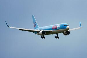 tui arkefly passager avion à aéroport. programme vol Voyage. aviation et avion. air transport. global international transport. mouche et en volant. photo