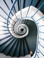 escaliers virevoltants vides photo