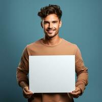 Beau Jeune homme en portant une Vide feuille de papier photo