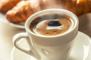 tasse de café et Frais des croissants - italien ou méditerranéen petit déjeuner photo