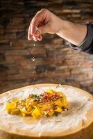 chef dans restaurant exclusivement sert italien Pâtes pappardelle. photo