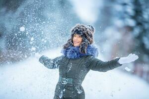 magnifique souriant Jeune femme dans chaud vêtements. le concept de portrait dans hiver neigeux temps photo