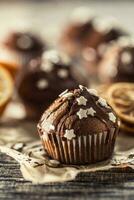 Noël Chocolat délicieux muffins saupoudré avec Garniture et blanc étoiles photo