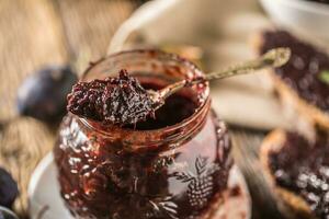 petit déjeuner de fait maison prune confiture pain et mûr prunes. photo