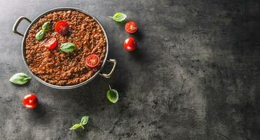 classique italien bolognaise sauce avec Ingrédients tomates et basilic feuilles photo