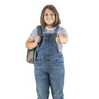 école assister fille porte sac à dos et spectacles pouce en haut expression sur un isolé blanc Contexte photo