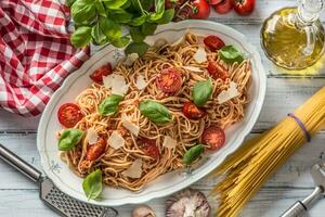 italien Pâtes spaghetti bolognaise dans blanc bol avec tomates Parmesan fromage et basilic photo