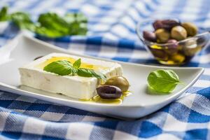 grec fromage feta avec olive pétrole Olives et basilic feuilles photo