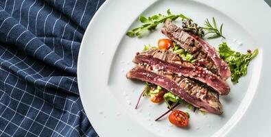 fermer juteux flanc steak de légume salade. photo