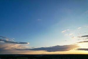 magnifique des nuages plus de luton ville pendant coucher de soleil, Angleterre Royaume-Uni. mai 11ème, 2023 photo