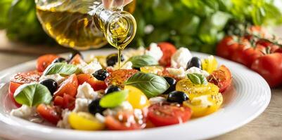 olive pétrole est verser de carafe sur caprese salade photo