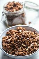 pot de muesli avec foncé et Lait chocolat pièces - fermer photo