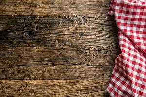 rouge à carreaux cuisine nappe de table sur rustique en bois table photo