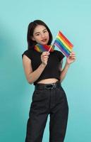 fille lgbtq et drapeau de la fierté. fille lesbienne sexy et drapeau lgbtq debout. photo