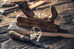 vieux raboteuse et autre ancien Charpentier outils dans une charpenterie atelier photo