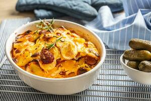 rôti patates dans cuisson plat traditionnel Easten européen nourriture titré comme France Patate photo