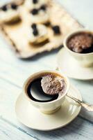 tasse de café avec savoureux Gâteaux sur tableau. photo