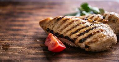 grillé poulet Sein avec sucré pois sur Boucher planche photo