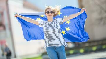 attrayant content Jeune fille avec le drapeau de le européen syndicat photo