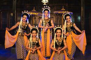 une groupe de Javanais danseurs pose dansant avec leur copains tandis que prise des photos sur le étape